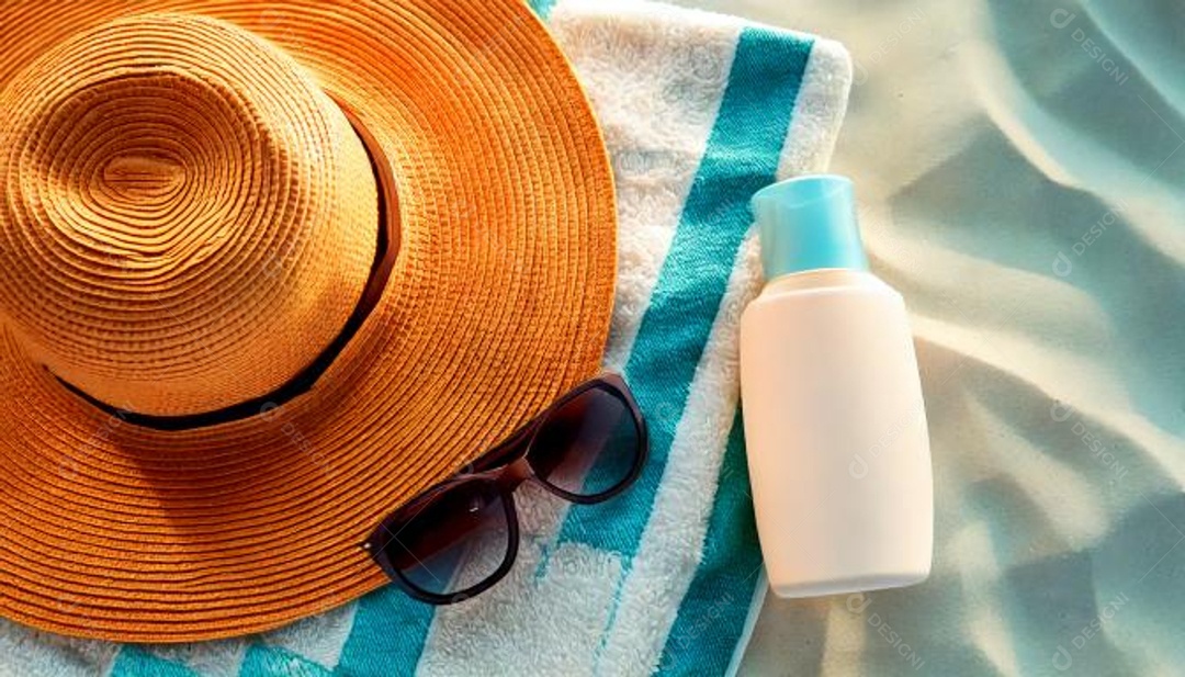 Chapéu de palha Firefly sobre uma toalha de praia com óculos de sol ao lado e um frasco branco de protetor solar