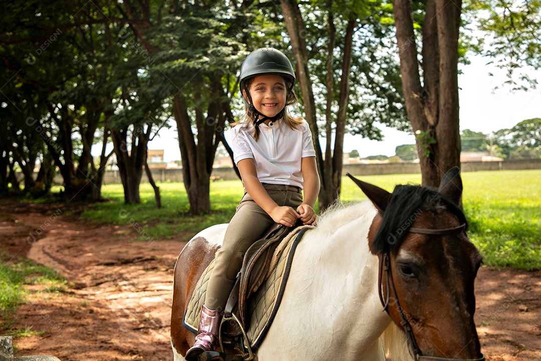 Foto-81 (2)Garota linda montada a cavalo sobre uma fazenda
