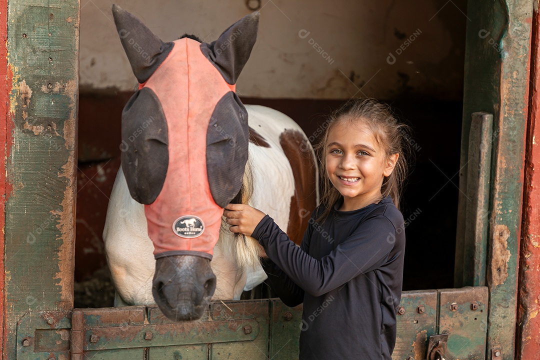 Foto-20 (2)Garota linda acarissiando cavalo sobre uma fazenda