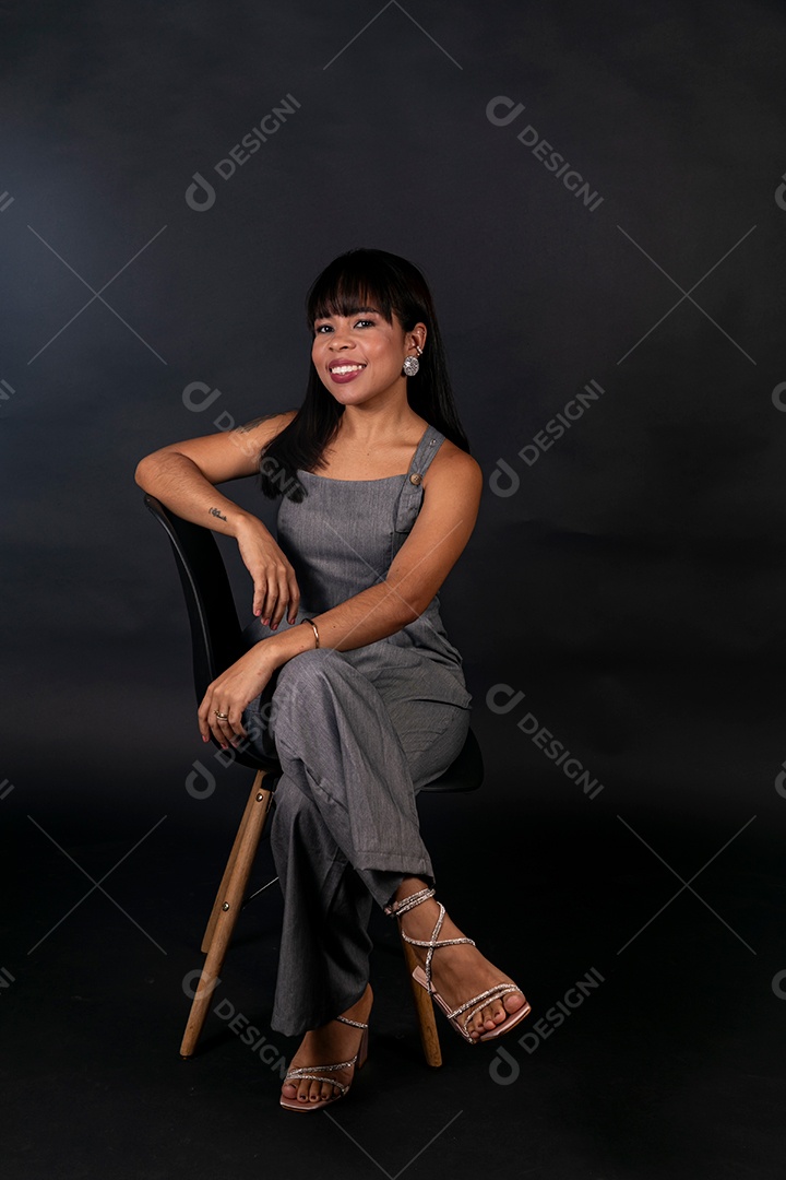 Linda Mulher sentada sobre cadeira em fundo isolado