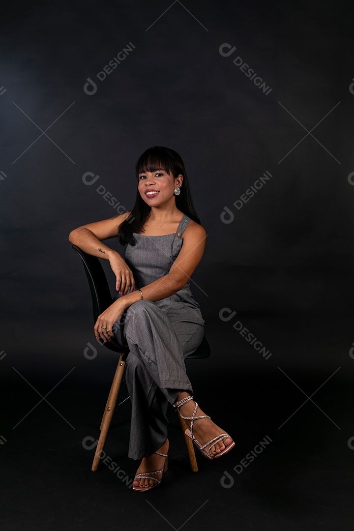 Linda Mulher sentada sobre cadeira em fundo isolado