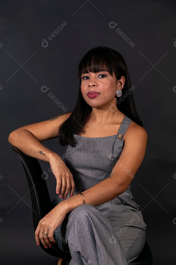 Linda Mulher sentada sobre cadeira em fundo isolado