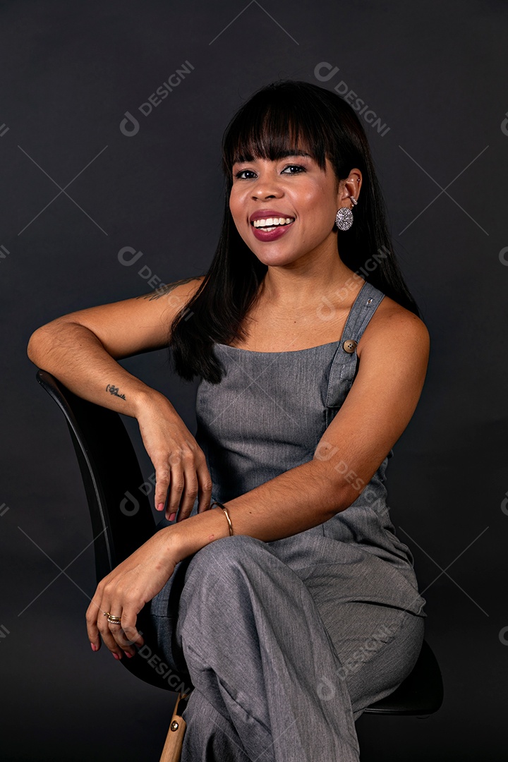 Linda Mulher sentada sobre cadeira em fundo isolado