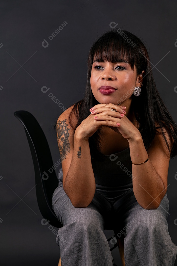 Linda Mulher sentada sobre cadeira em fundo isolado