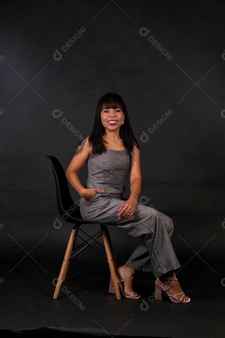 Linda Mulher sentada sobre cadeira em fundo isolado