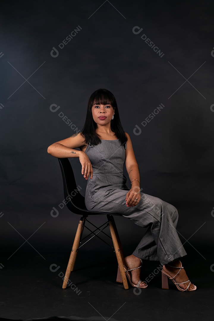 Linda Mulher sentada sobre cadeira em fundo isolado