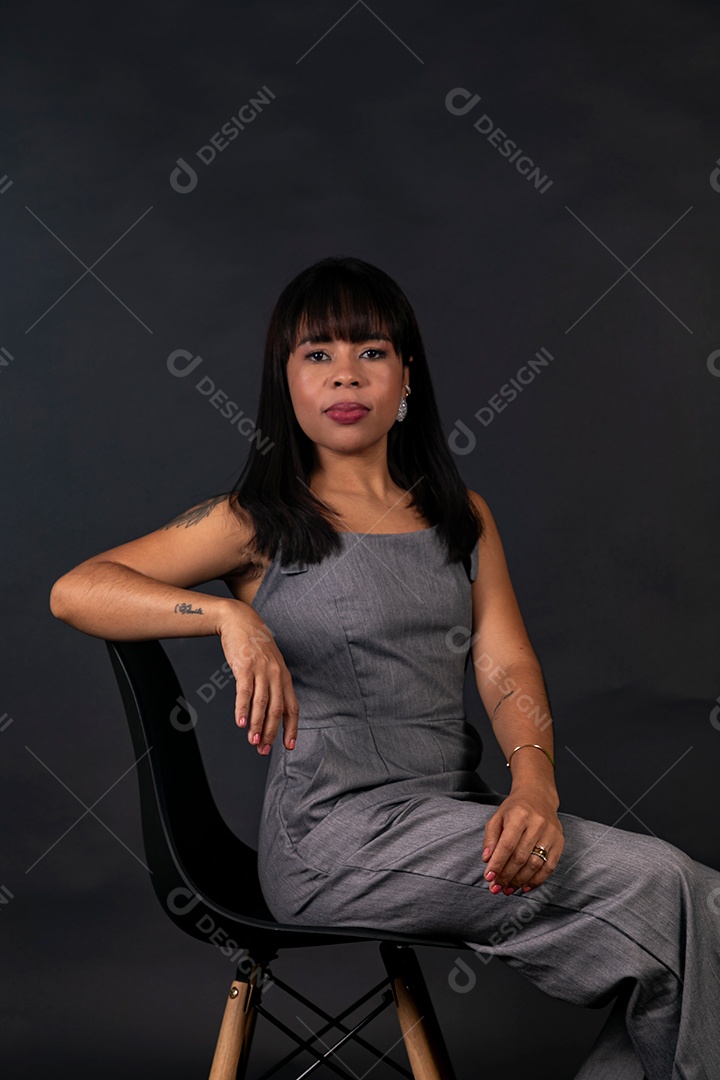 Linda Mulher sentada sobre cadeira em fundo isolado