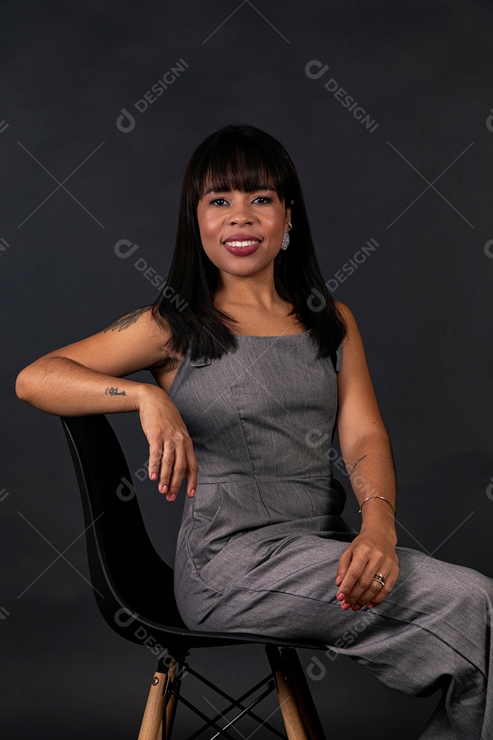 Linda Mulher sentada sobre cadeira em fundo isolado