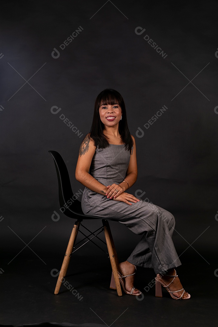 Linda Mulher sentada sobre cadeira em fundo isolado