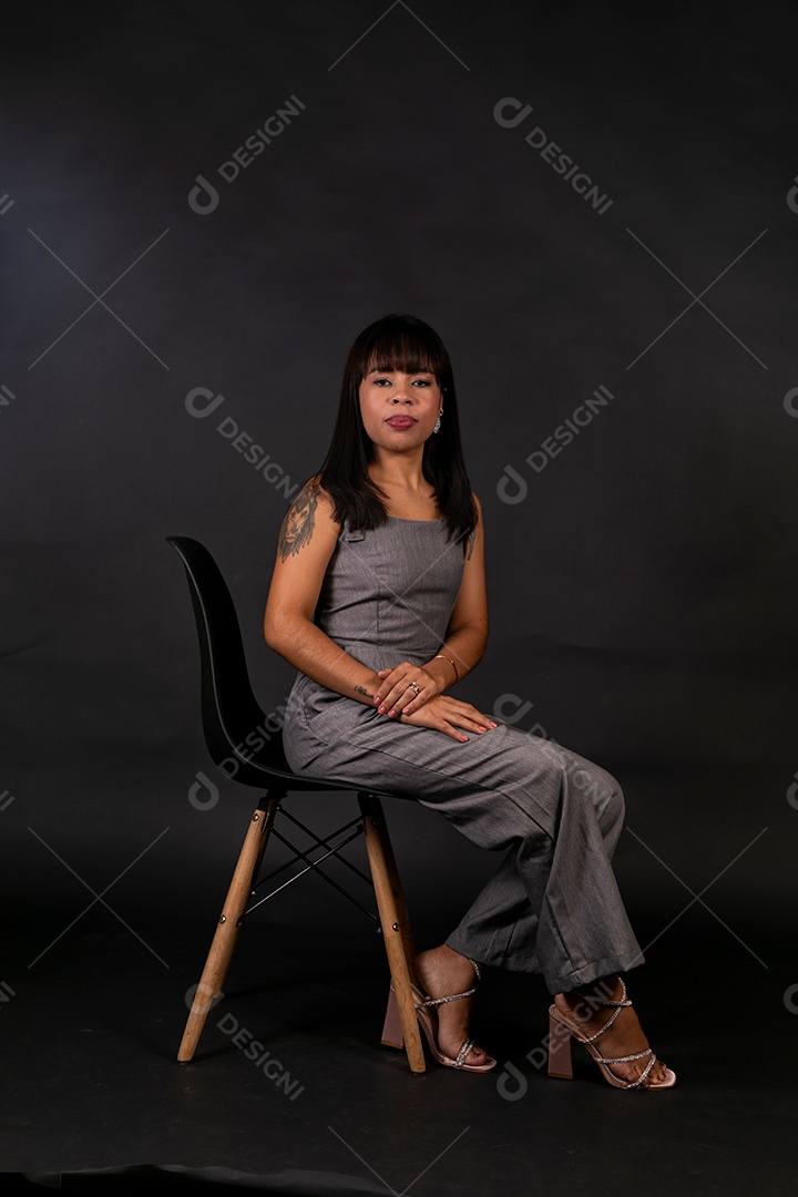 Linda Mulher sentada sobre cadeira em fundo isolado