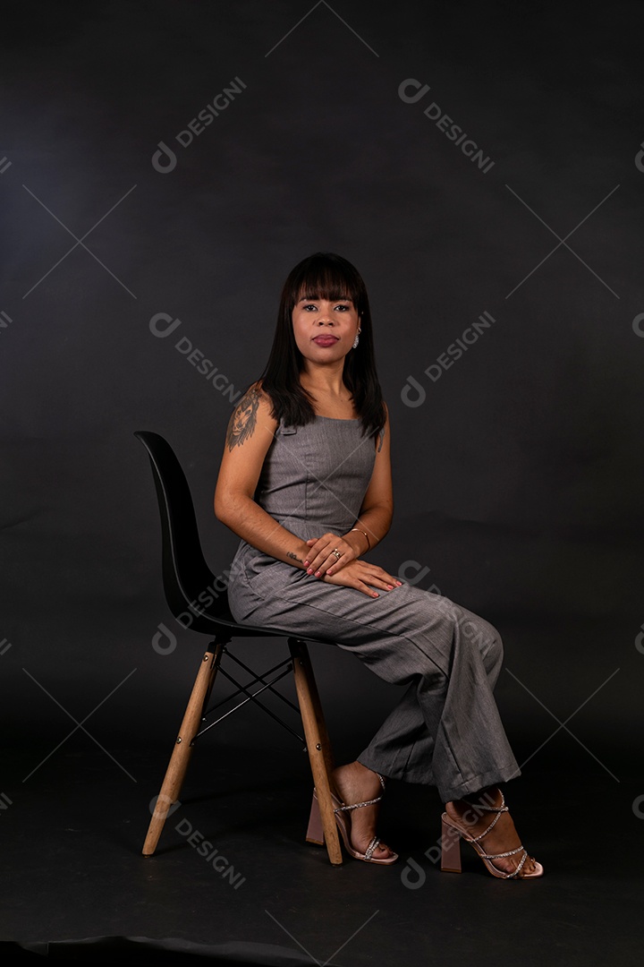 Linda Mulher sentada sobre cadeira em fundo isolado