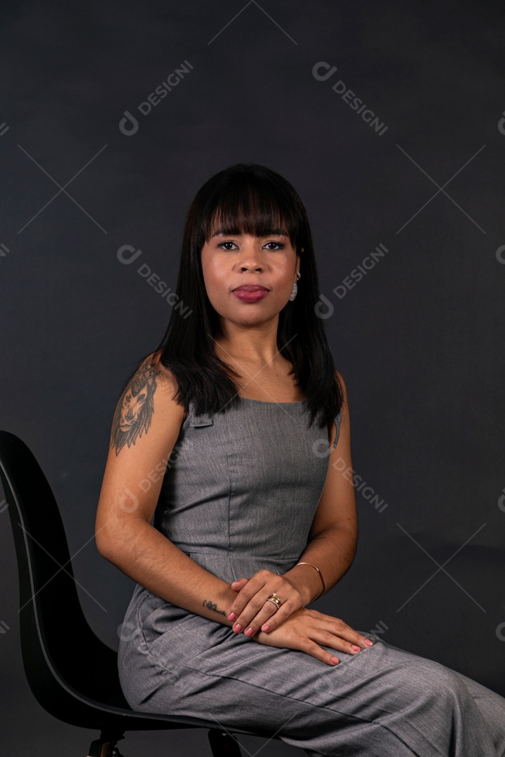 Linda Mulher sentada sobre cadeira em fundo isolado