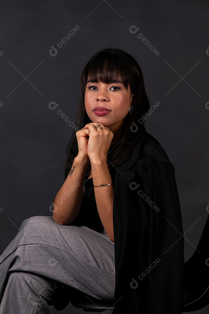 Linda Mulher sentada sobre cadeira em fundo isolado