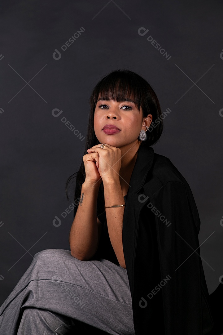 Linda Mulher sentada sobre cadeira em fundo isolado