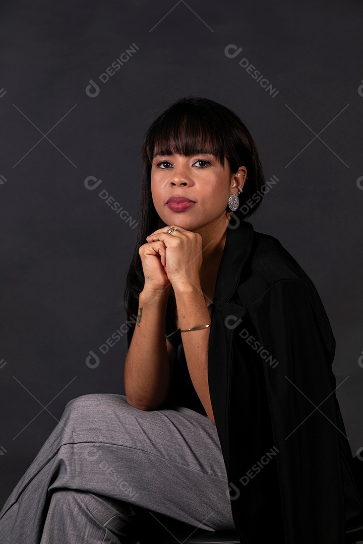 Linda Mulher sentada sobre cadeira em fundo isolado