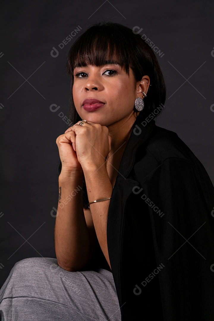 Linda Mulher sentada sobre cadeira em fundo isolado