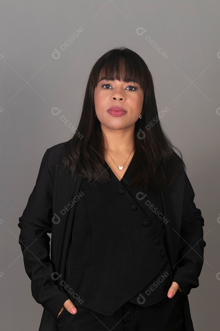 Mulher linda com roupa preta sobre fundo isolado