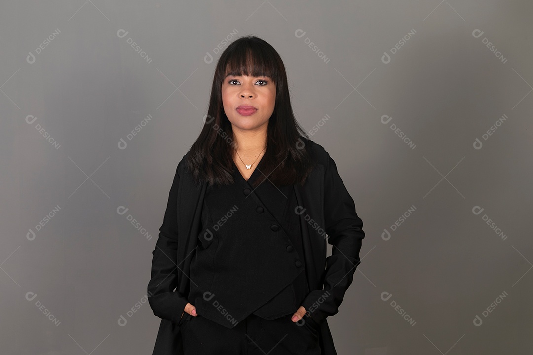 Mulher linda com roupa preta sobre fundo isolado