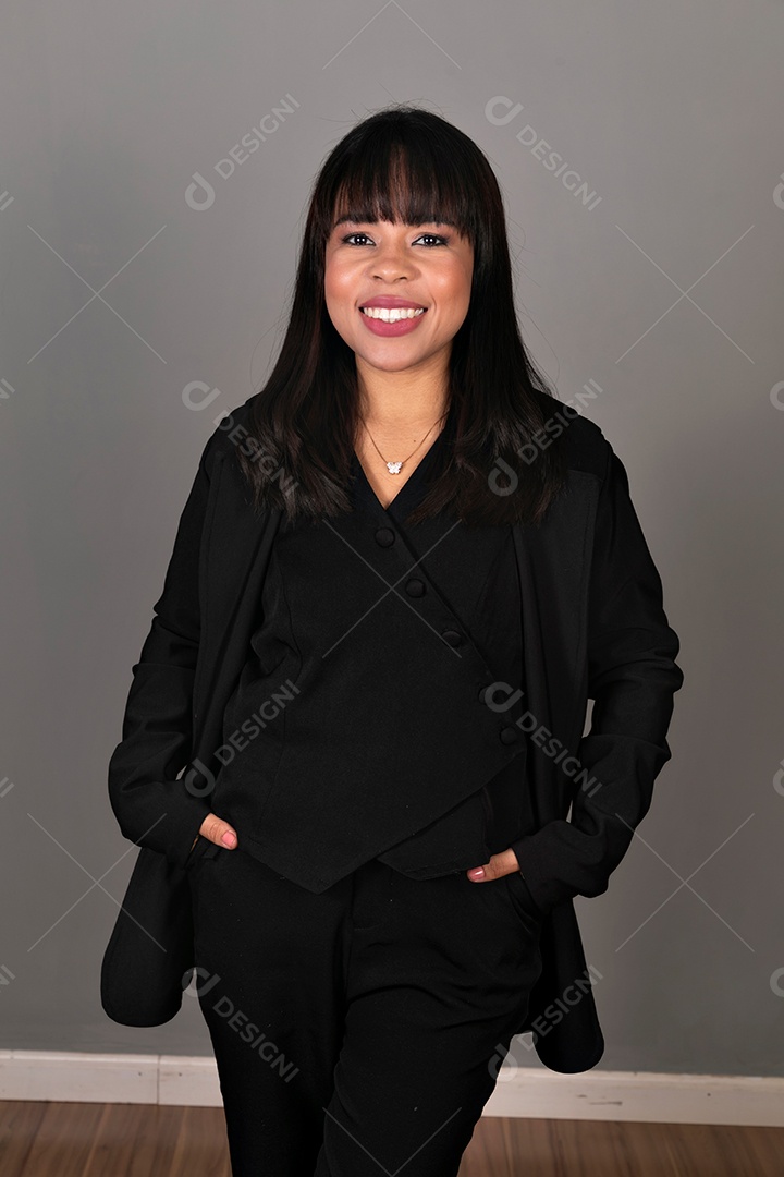 Mulher linda com roupa preta sobre fundo isolado