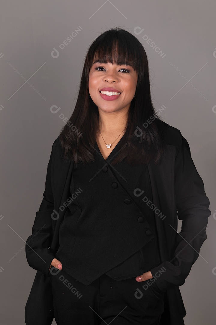 Mulher linda com roupa preta sobre fundo isolado