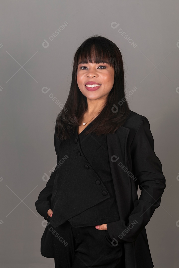 Mulher linda com roupa preta sobre fundo isolado