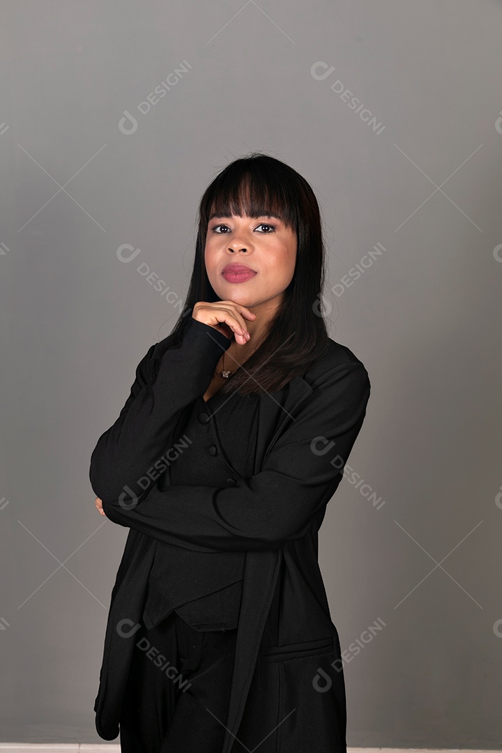 Mulher linda com roupa preta sobre fundo isolado