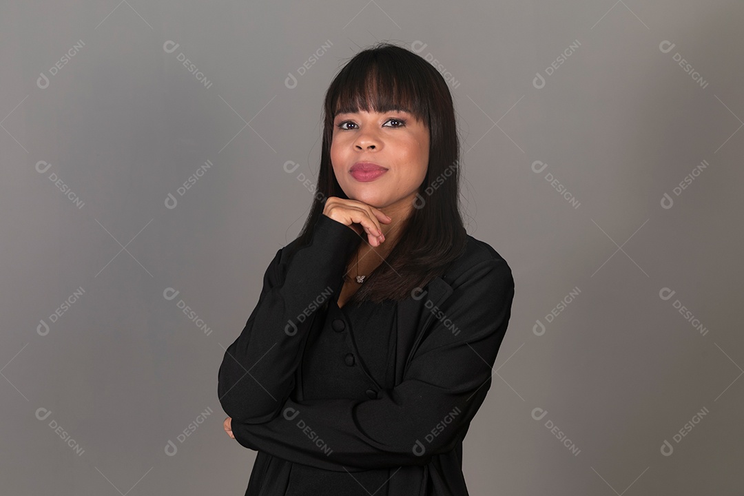 Mulher linda com roupa preta sobre fundo isolado