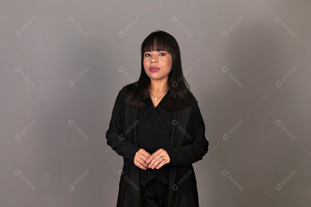 Mulher linda com roupa preta sobre fundo isolado