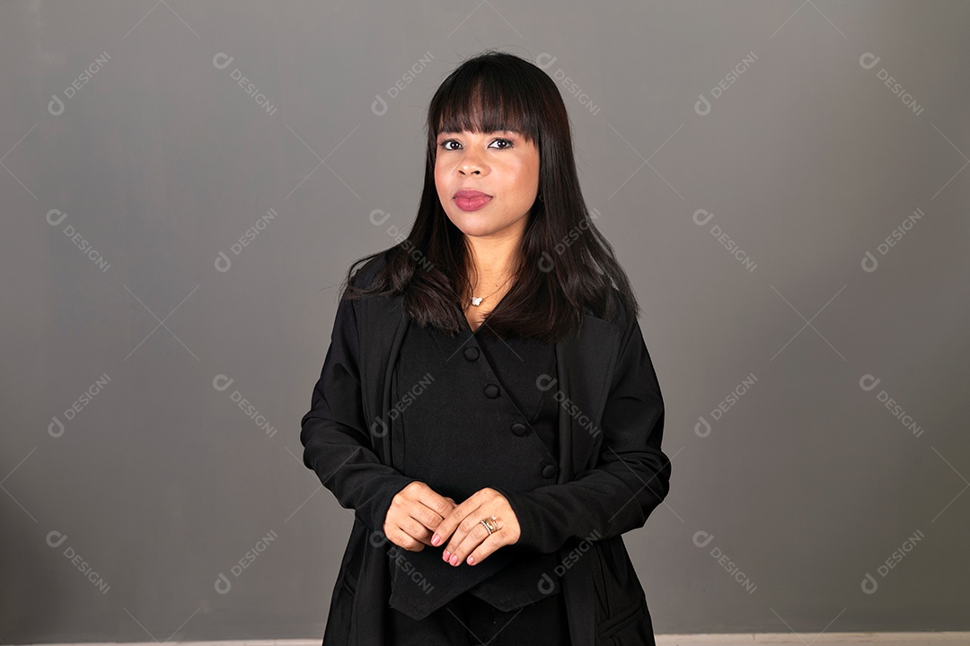 Mulher linda com roupa preta sobre fundo isolado