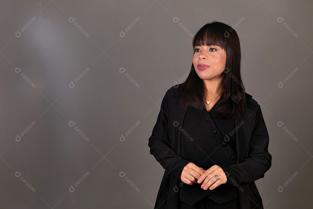 Mulher linda com roupa preta sobre fundo isolado