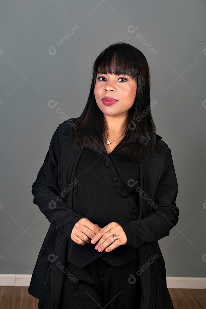 Mulher linda com roupa preta sobre fundo isolado