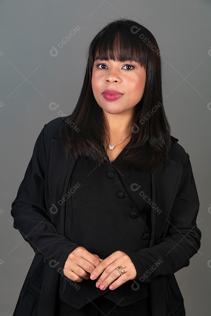 Mulher linda com roupa preta sobre fundo isolado