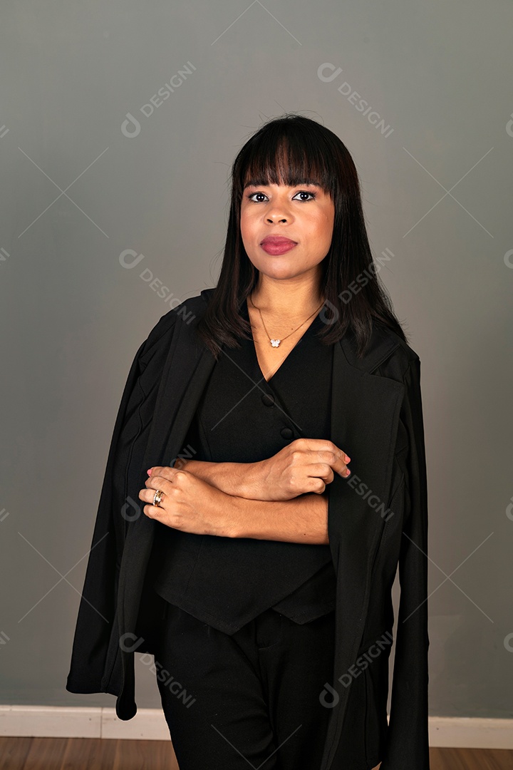 Mulher linda com roupa preta sobre fundo isolado