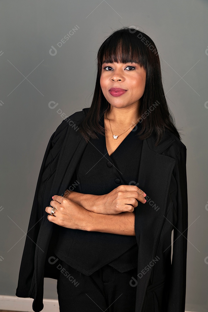 Mulher linda com roupa preta sobre fundo isolado