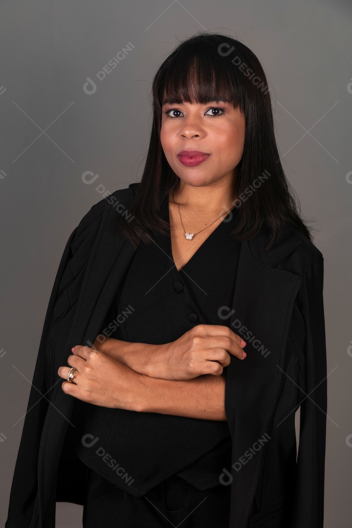 Mulher linda com roupa preta sobre fundo isolado