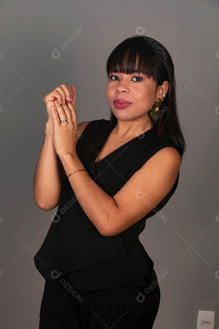 Mulher linda com roupa preta sobre fundo isolado