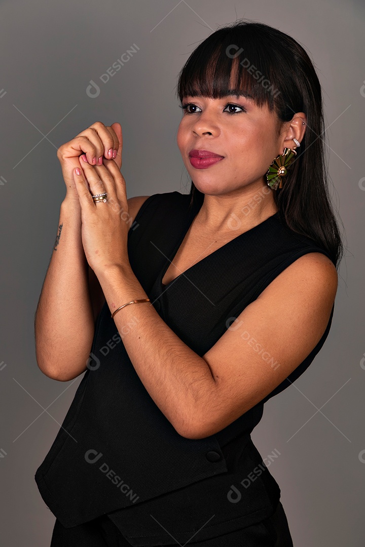 Mulher linda com roupa preta sobre fundo isolado