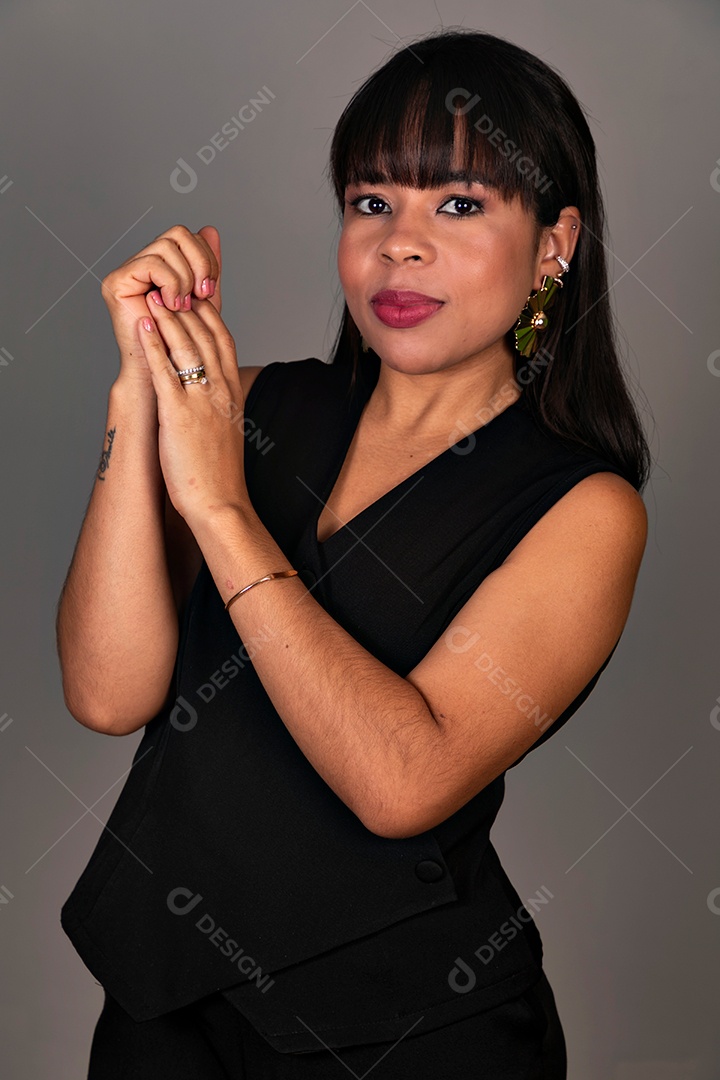 Mulher linda com roupa preta sobre fundo isolado