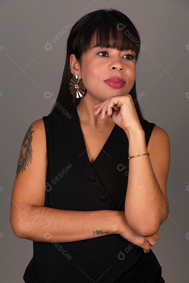 Mulher linda com roupa preta sobre fundo isolado