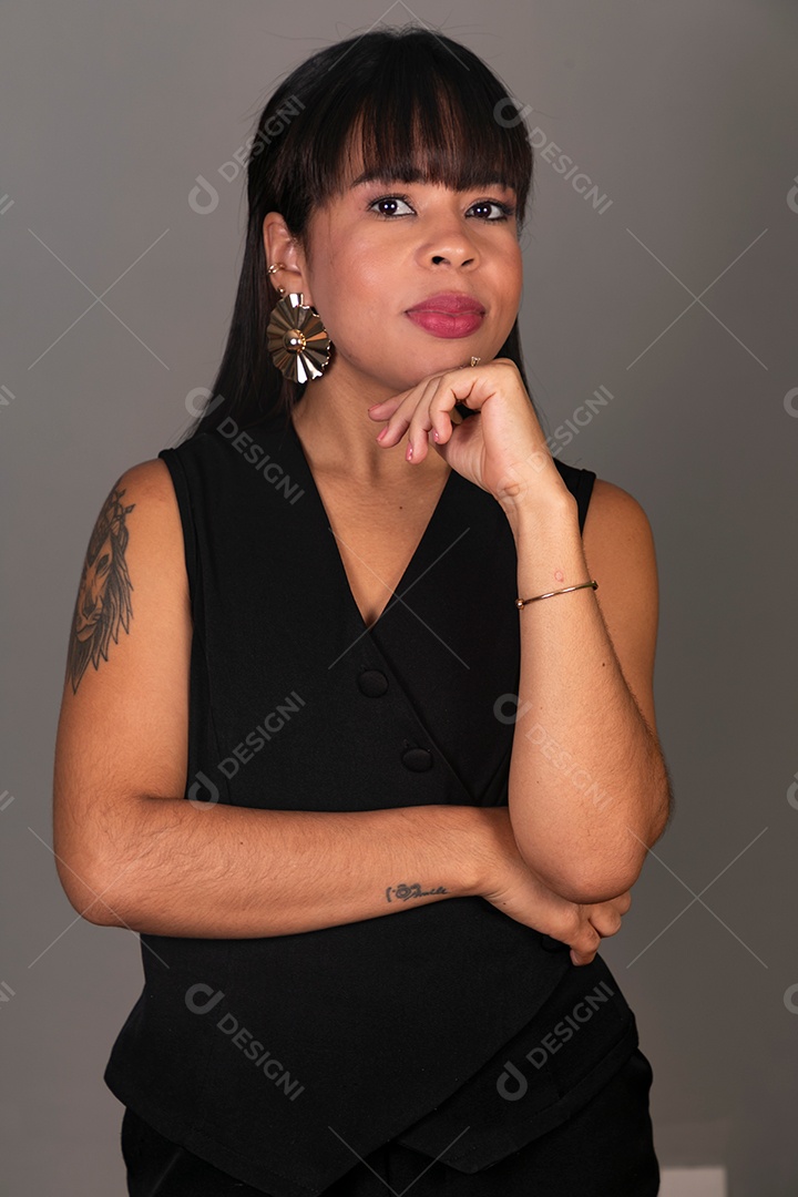 Mulher linda com roupa preta sobre fundo isolado