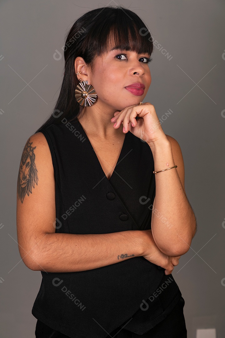 Mulher linda com roupa preta sobre fundo isolado