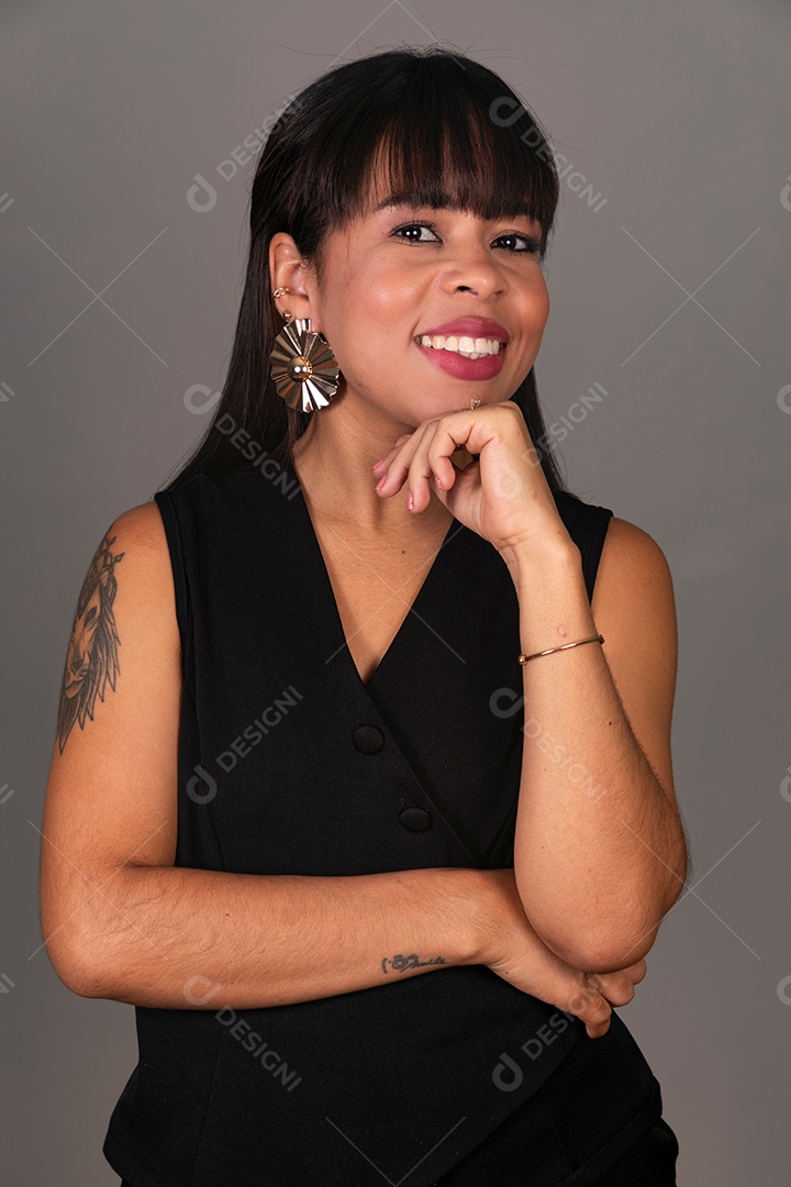 Mulher linda com roupa preta sobre fundo isolado