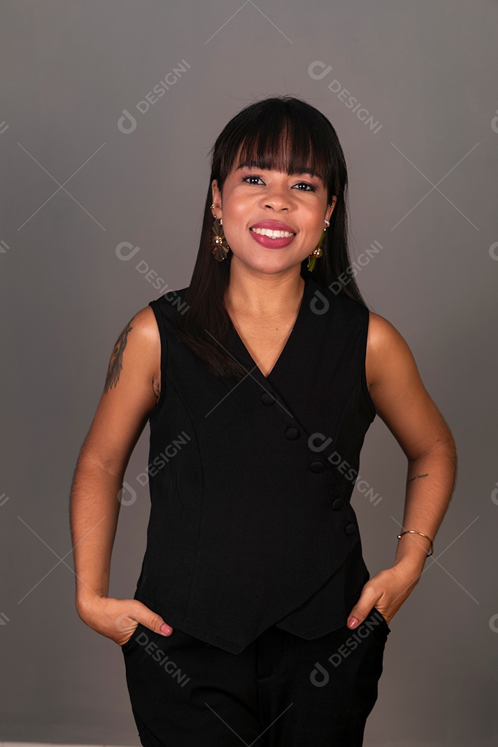 Mulher linda com roupa preta sobre fundo isolado