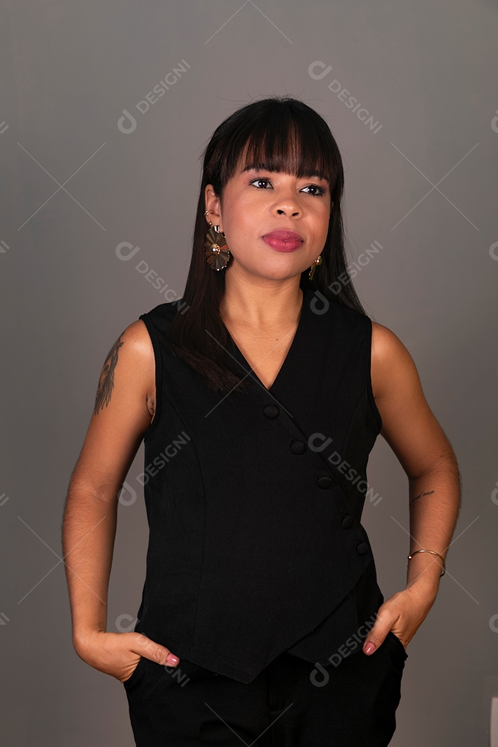 Mulher linda com roupa preta sobre fundo isolado
