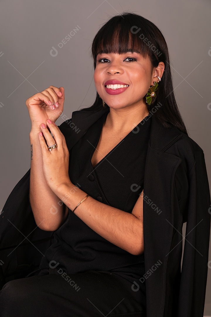 Mulher linda com roupa preta sobre fundo isolado