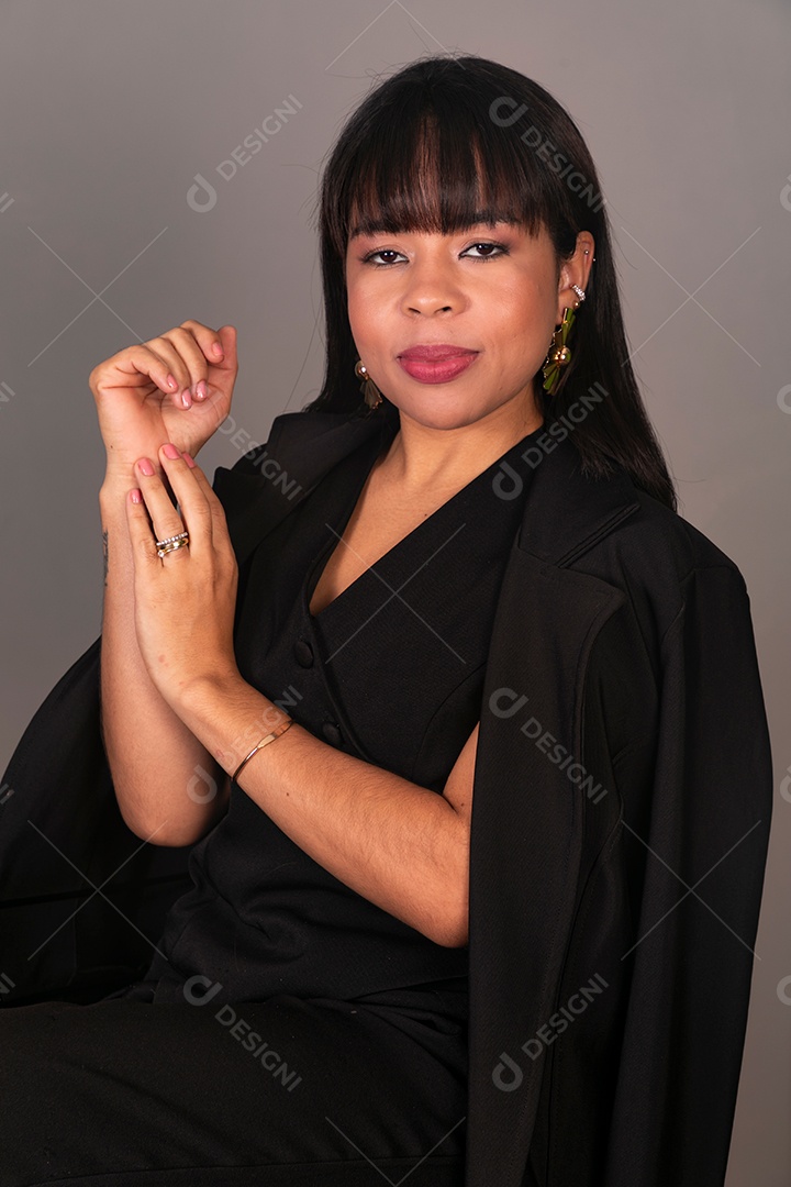 Mulher linda sentada com roupa preta sobre fundo isolado