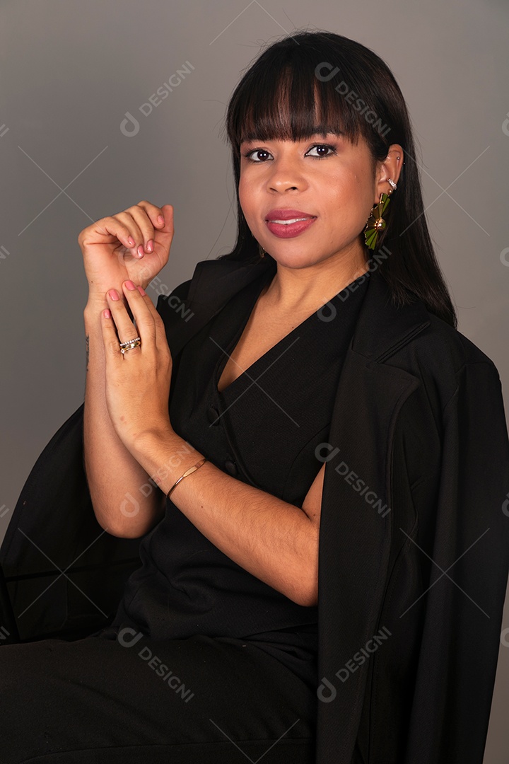 Foto-41 (2)Mulher linda sentada com roupa preta sobre fundo isolado