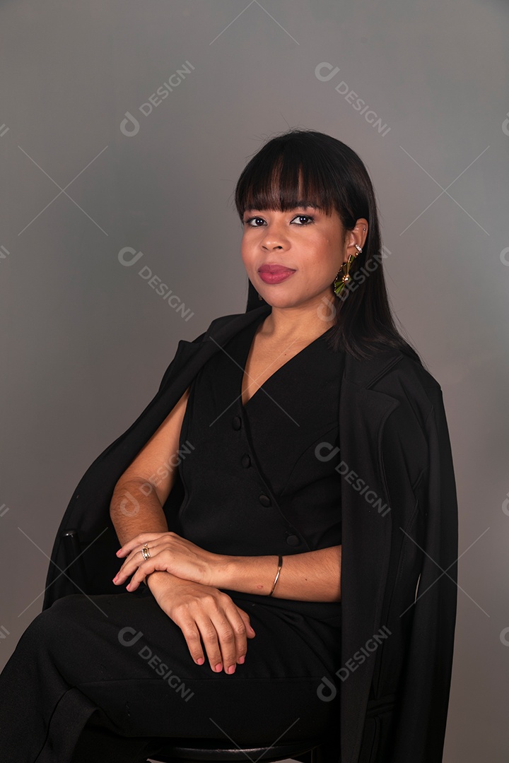 Mulher linda sentada com roupa preta sobre fundo isolado