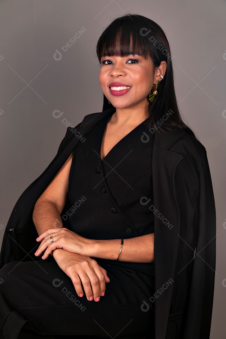 Mulher linda sentada com roupa preta sobre fundo isolado