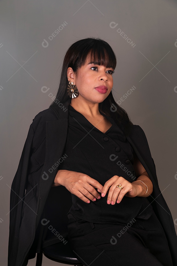 Mulher linda sentada com roupa preta sobre fundo isolado